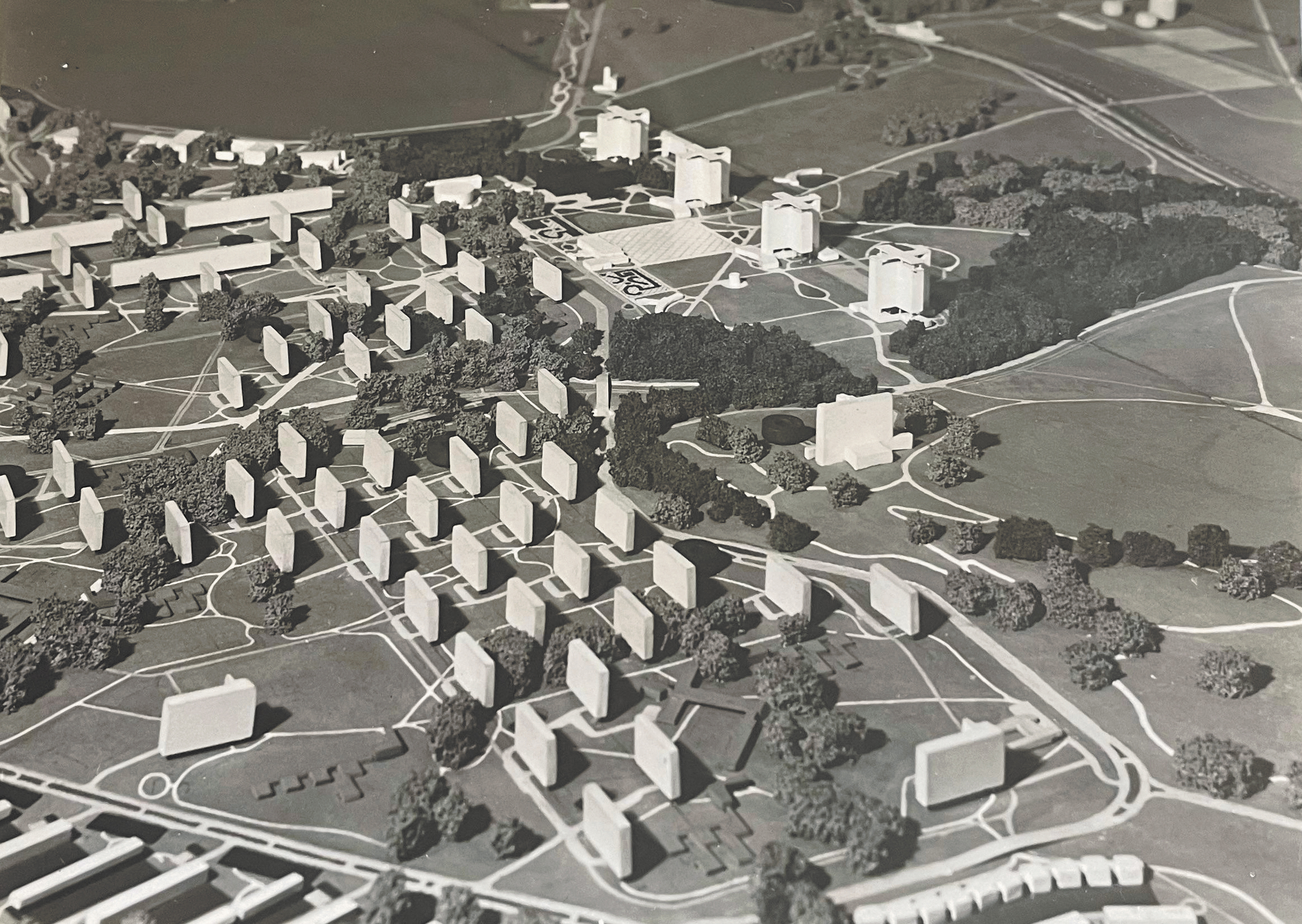This black and white photograph depicts the model for a Plan for Farringdon in Berkshire (now Oxfordshire), a large number of blocks of flats are seen in ‘zeilenbau’ formation, surrounded by greenery and curving roads.